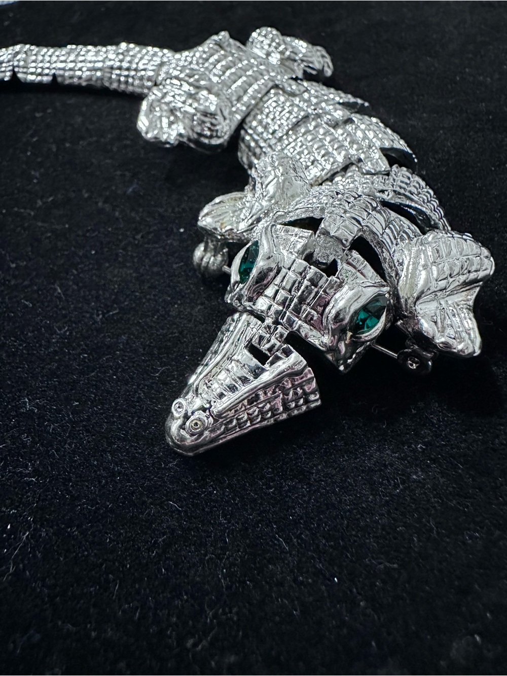Crocodile/Alligator Silver tone textured articulated brooch green eyes #344